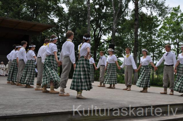 Jauniešu deju kolektīvs estrādē XXV Dziesmu svētku atklāšanas pasākumā 30.06.1013.